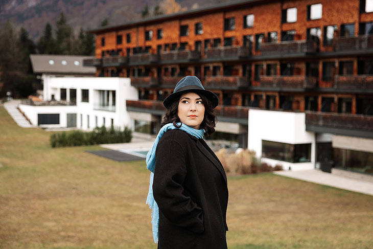 Schaghajegh Nosrati vor dem Hotel Klosterhof Alpine Hideaway & Spa 